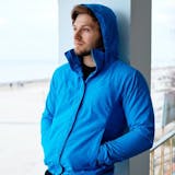 青パーカーのメンズコーデ術。クールに仕上が...