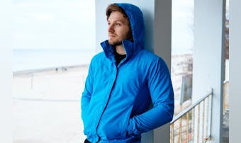 ネイビーパーカーのおしゃれコーデ術 上手に着こなして上品な印象に Smartlog ネイビーパーカーのおしゃれコーデ術 上手に着こなして上品な印象に Smartlog