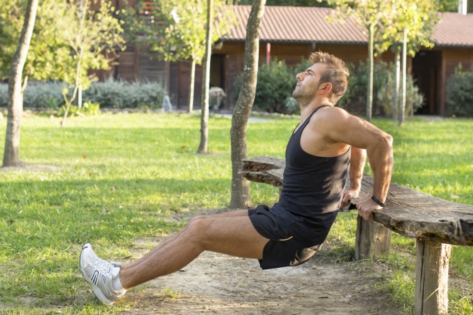 上腕三頭筋を効果的に鍛えられる自重トレーニングメニュー