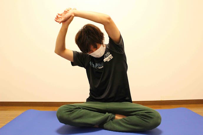 広背筋のストレッチ方法 背筋下部をほぐす効果的な柔軟体操メニューとは Smartlog