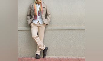 ベージュパンツのメンズコーデ集。自...