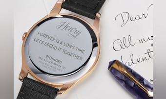 恋人への特別な贈り物に！イギリス腕時計「ヘンリーロンドン」が今だけその場で、時計にメッセージを刻印してくれる。