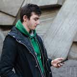 パーカー×コートの着こなし特集。上品カジュアルなメンズ重ね着コーデとは