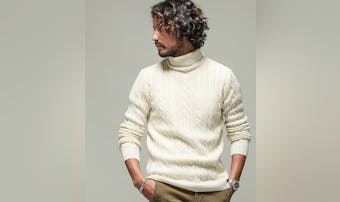 白タートルネックのメンズ着こなし術 秋冬におすすめの重ね着コーデとは Smartlog 白タートルネックのメンズ着こなし術 秋冬におすすめの重ね着コーデとは Smartlog