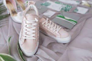 カーキスニーカーを履いた着こなし術とは おしゃれなメンズコーデを厳選 Smartlog