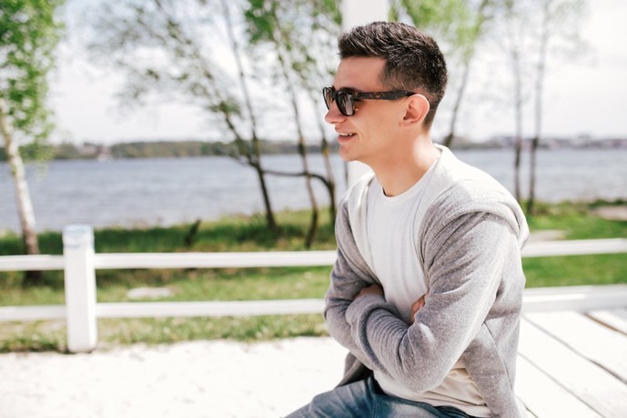 シャツ×カーディガンのメンズ着こな...