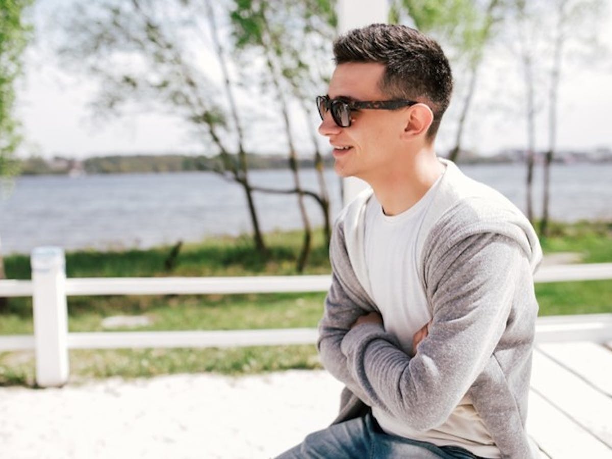 シャツ カーディガンのメンズ着こなし術 おしゃれな重ね着コーデを徹底解説 Smartlog シャツ カーディガンのメンズ着こなし術 おしゃれな重ね着コーデを徹底解説 Smartlog