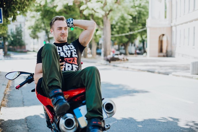 カーキパンツのメンズコーデ特集。スキニー＆ワイドを使った着こなし術とは