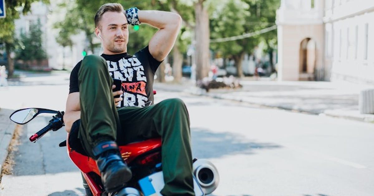 カーキパンツのメンズコーデ特集 スキニー ワイドを使った着こなし術とは Smartlog カーキパンツのメンズコーデ特集 スキニー ワイドを使った着こなし術とは Smartlog