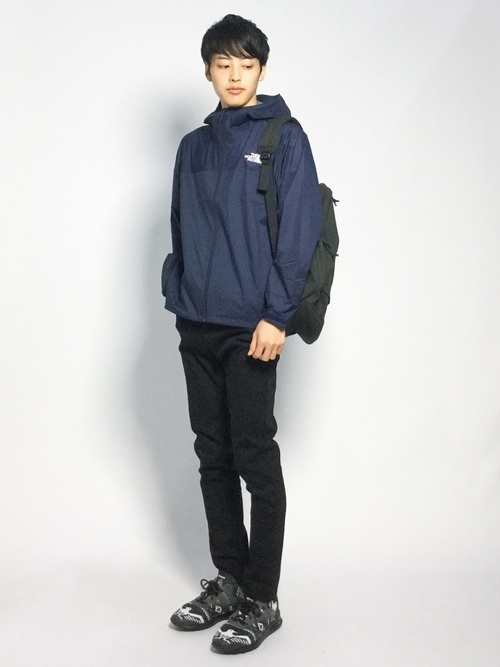 黒スニーカーのメンズコーデ15選 おしゃれな着こなしは足元から Smartlog