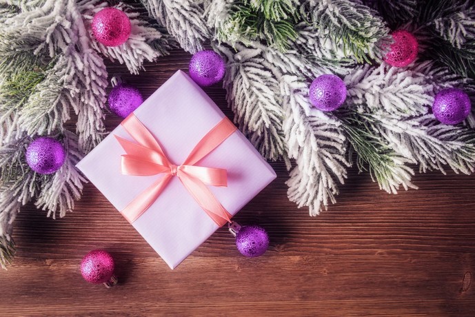 予算1万円のクリスマスプレゼント。彼女・妻が喜ぶ人気ギフト2025