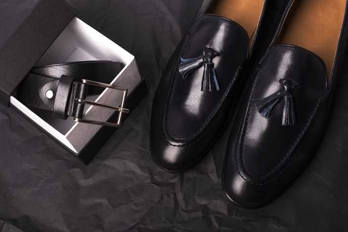 黒のローファーでコーデを足元から彩...