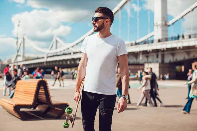 「冬にTシャツは、ダサい。」女性は...