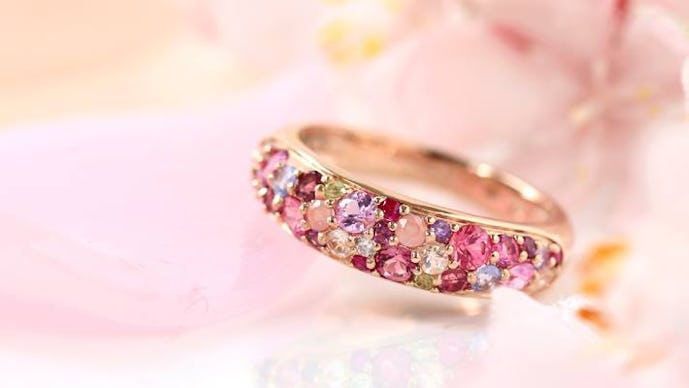 30代彼女の誕生日プレゼントに桜色マルチブーケの指輪