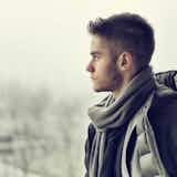 グレーマフラーの秋冬メンズコーデ集。おすすめの定番カラーを着こなして、サクッと防寒対策!