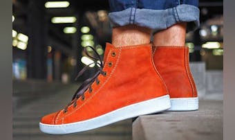 オレンジスニーカーのおしゃれメンズコーデ集。派手な靴で彩る着こなし術
