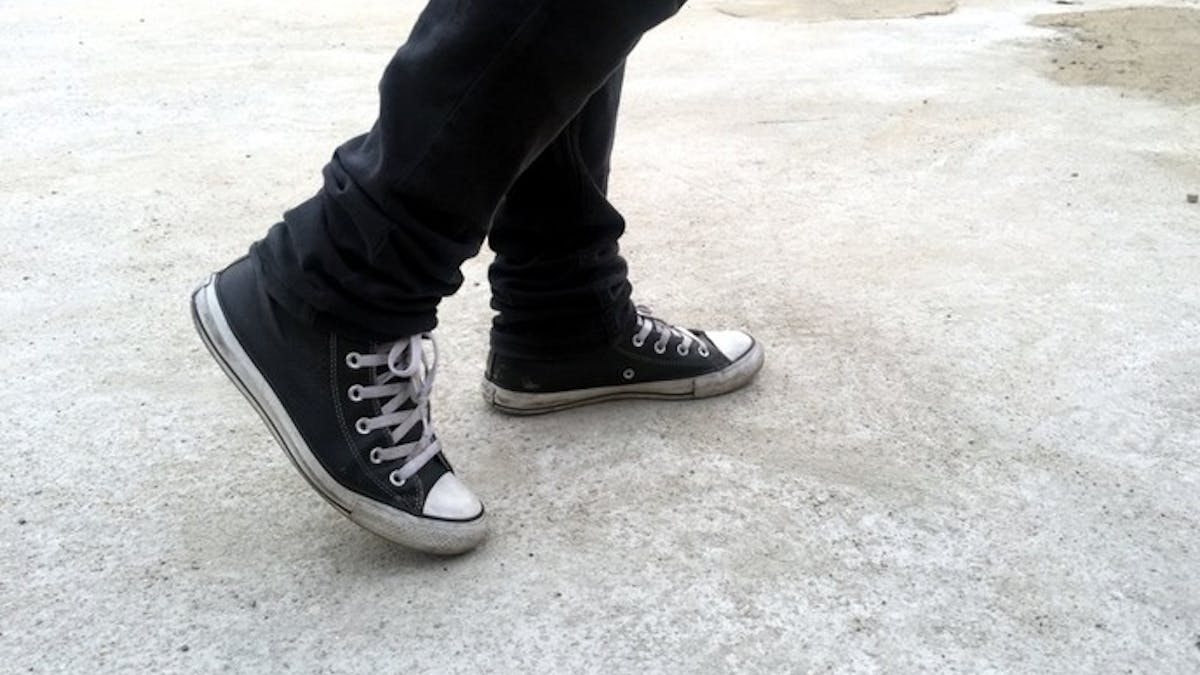 黒スニーカーのメンズコーデ15選 おしゃれな着こなしは足元から Smartlog 黒スニーカーのメンズコーデ15選 おしゃれな着こなしは足元から Smartlog