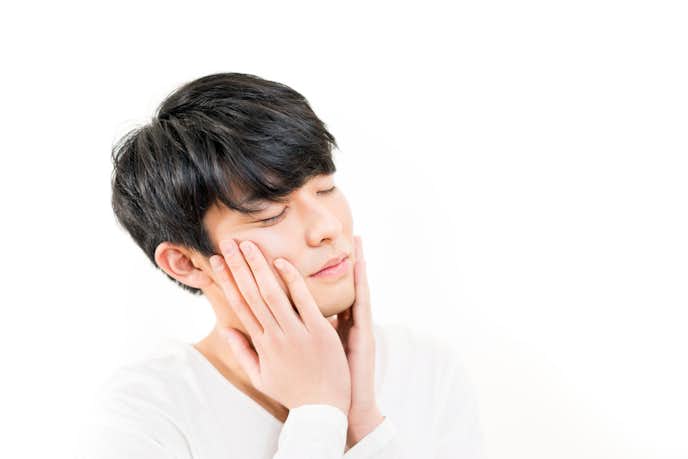 化粧水を使う30代の日本人男性