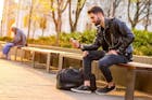 羽織るだけで男らしく。レザージャケットの着...