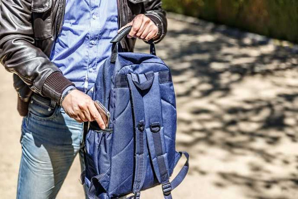 ネイビーリュックでメンズコーデを上品に 合わせやすい紺リュックの着こなし10選 Smartlog
