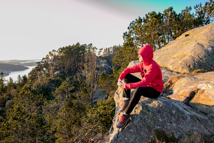 赤パーカーの上手なコーデ術。明るく...