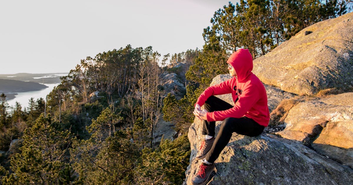 赤パーカーの上手なコーデ術 明るく着こなしておしゃれなメンズに Smartlog 赤パーカーの上手なコーデ術 明るく着こなしておしゃれなメンズに Smartlog