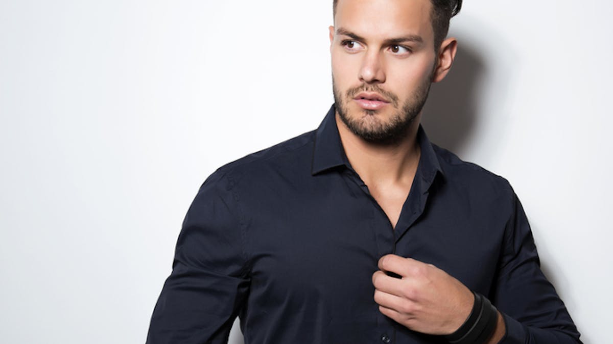 黒のシャツでシックな着こなしに クールなメンズコーデ術8選 Smartlog 黒のシャツでシックな着こなしに クールなメンズコーデ術8選 Smartlog