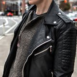 ネイビーのニットで知的な印象に。上手な着こ...