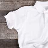 白ポロシャツで爽やかコーデに。清潔感抜群のメンズ着こなし術
