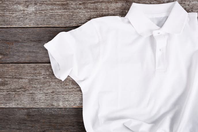 白ポロシャツで爽やかコーデに 清潔感抜群のメンズ着こなし術 Smartlog