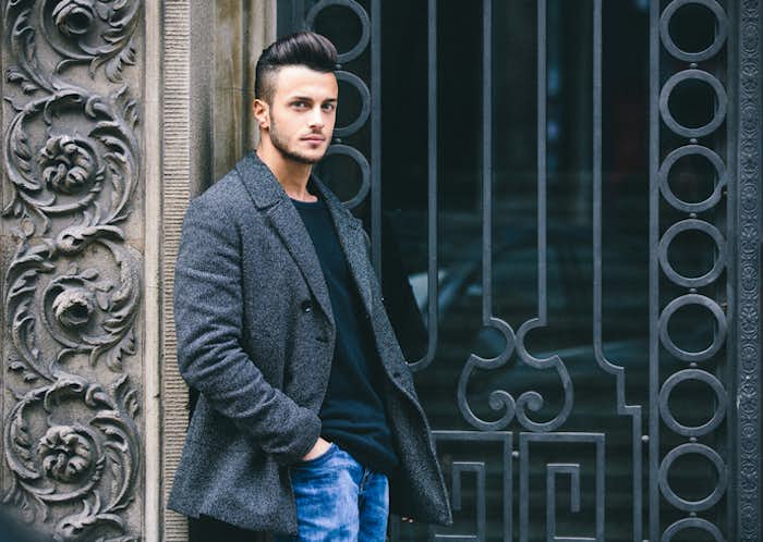 着回しやすさ抜群 グレーチェスターコートのメンズ着こなしコーデ術 Smartlog