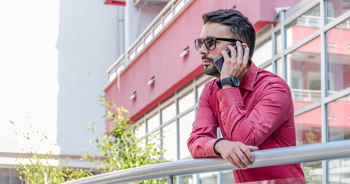 赤シャツでメンズコーデを鮮やかに仕上げる 彩り豊かな着こなし術9選 Smartlog 赤シャツでメンズコーデを鮮やかに仕上げる 彩り豊かな着こなし術9選 Smartlog