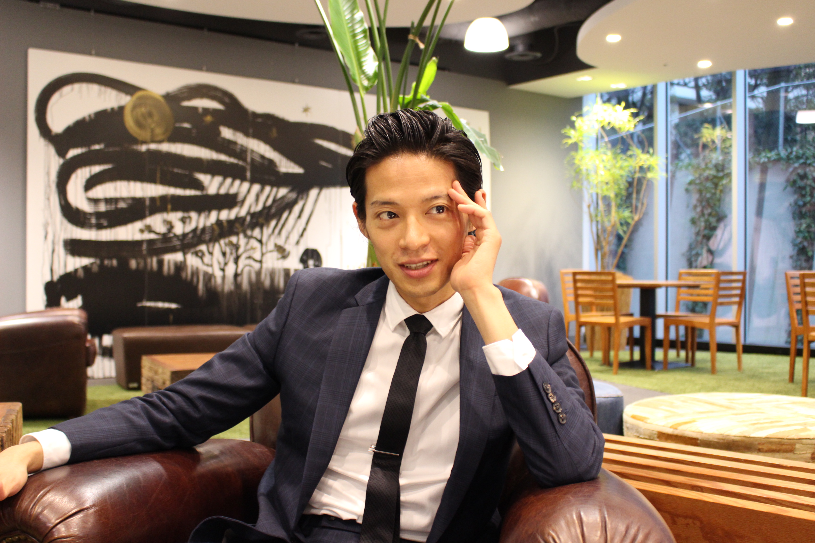 バチェラー久保裕丈のファッションインタビュー笑顔