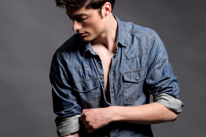 大人のデニムシャツコーデ集 おしゃれ着こなしでメンズを格上げして Smartlog