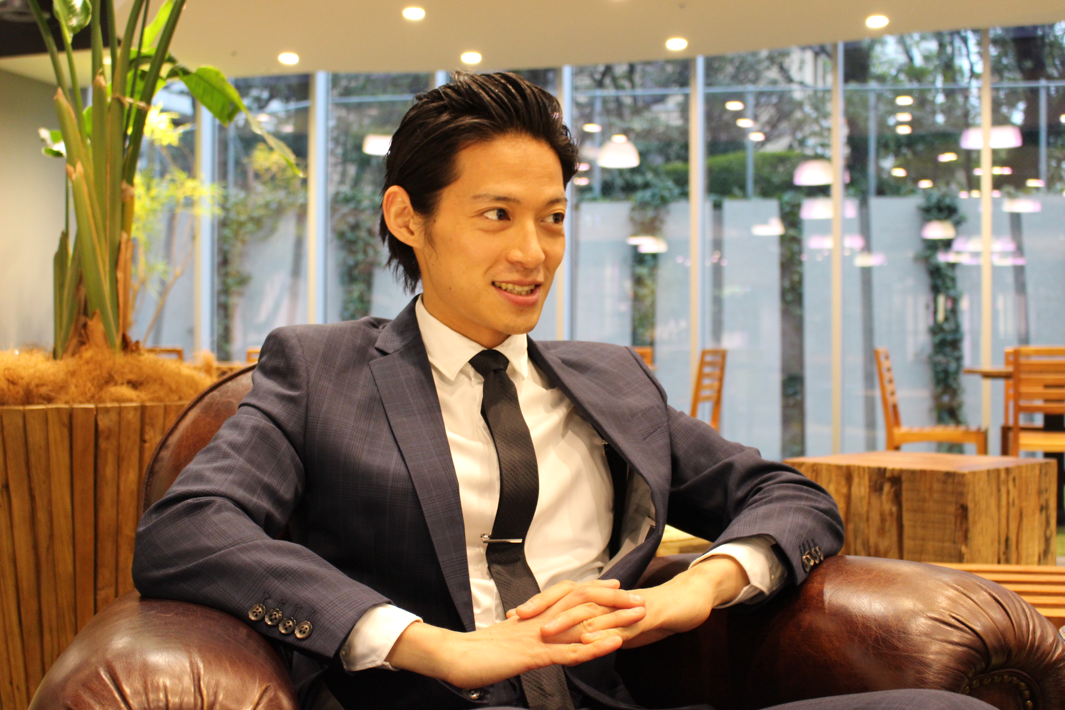 バチェラー久保裕丈のファッションインタビュー笑顔