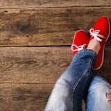 赤スニーカーでメンズコーデに彩りを。人気のシューズブランド7選