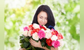 女性が喜ぶお花のプレゼントをシーン別で厳選。誕生日や記念日を一生の思い出に