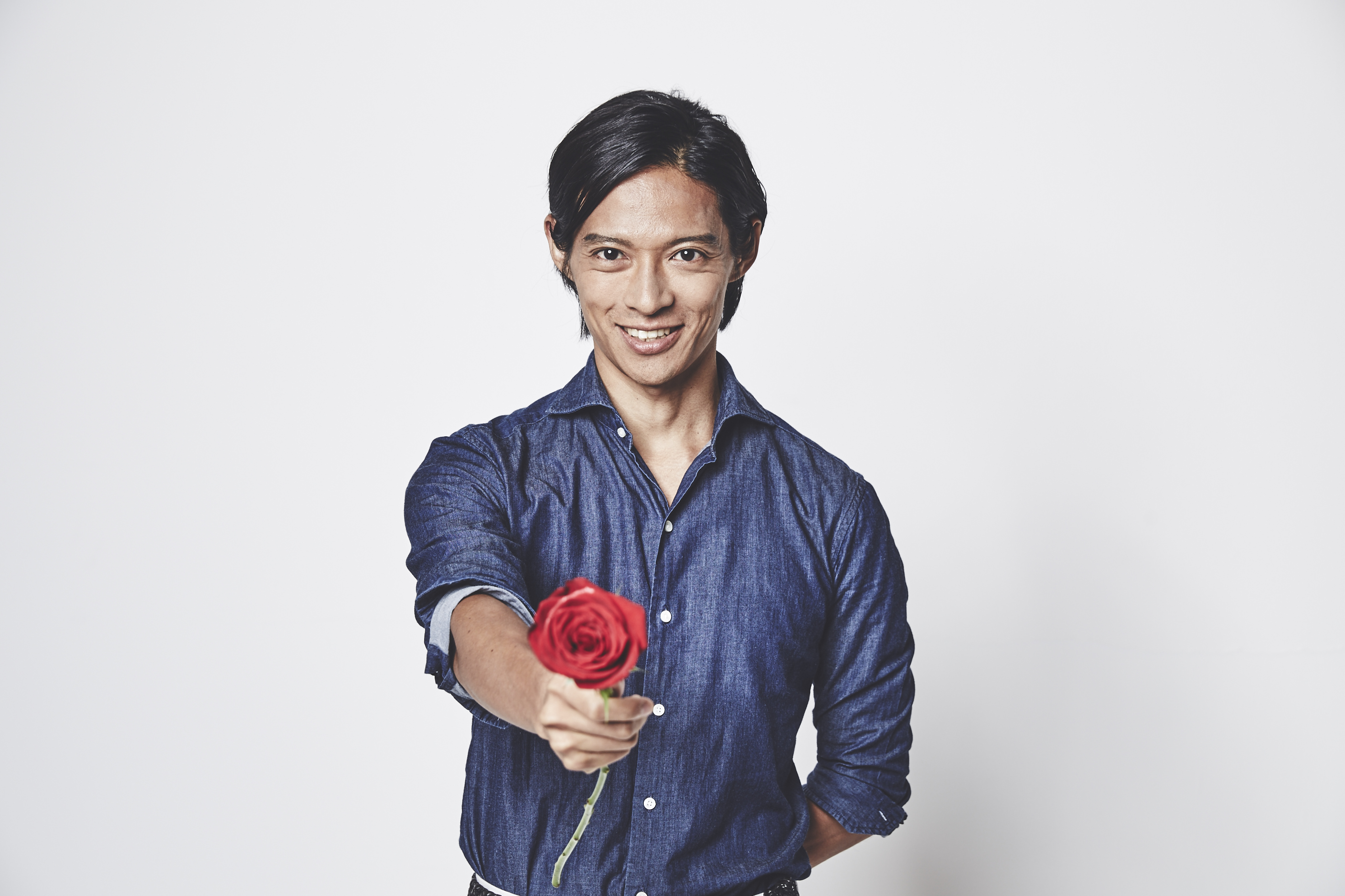 バラを渡す久保裕丈