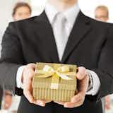 退職祝いで人気のプレゼントランキング。手紙や熨斗の気になるマナーも解説!