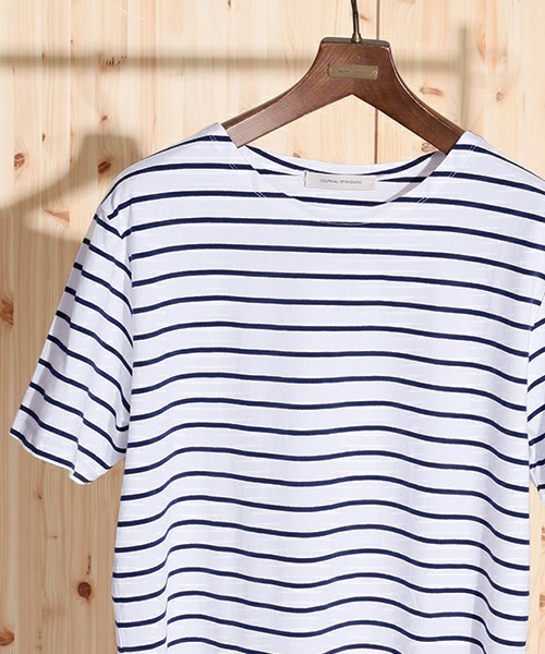 夏ファッションを上品に仕上げる。大人のボートネックTシャツ3選