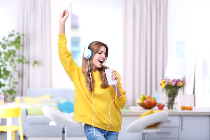 遮音性にも影響あり?オンイヤーとオーバーイヤーの違い