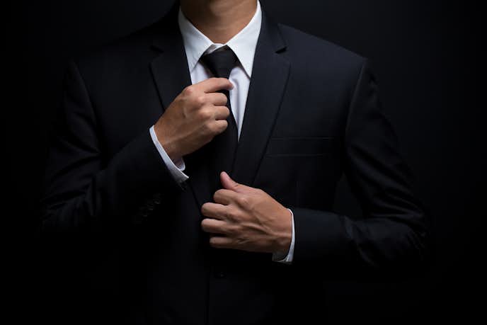 結婚式のng服装とは 男性ゲストが参考にすべき正しいスーツの着こなし術 Smartlog