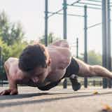 上腕三頭筋の効果的な鍛え方|二の腕を太くする筋トレの方法とは