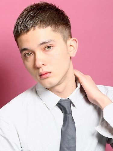丸顔に似合う髪型17種類 顔の輪郭を活かした男のヘアスタイル集 Smartlog