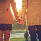 付き合う前のデートで手をつなぐ方法。適切なタイミングと口実は?