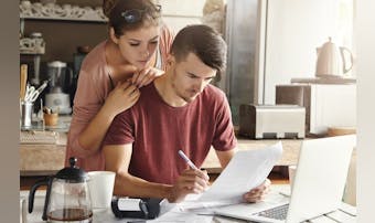 彼女にしたら苦労する?嫉妬深い女性...