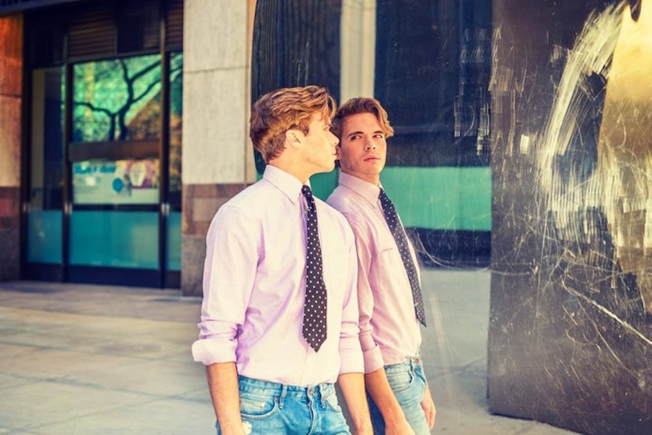 街のショーウィンドウや停まっている車の窓ガラスで 髪型をチェックする男はキモい Smartlog