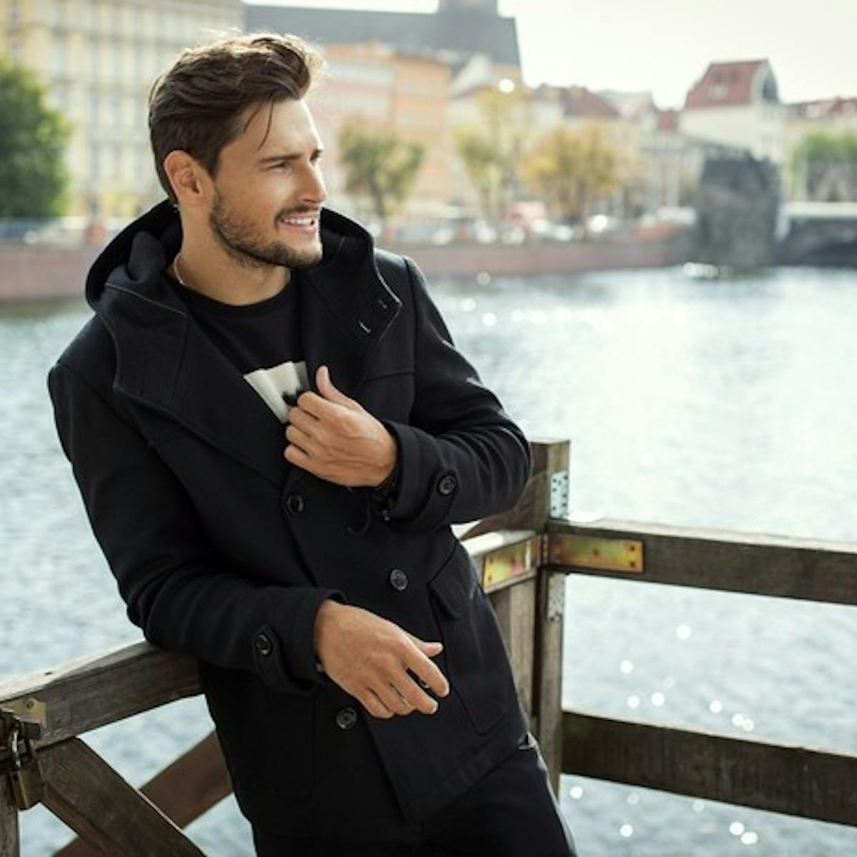 ダッフルコートのメンズ着こなし術 ダサい を言わせないおしゃれコーデとは Smartlog ダッフルコートのメンズ着こなし術 ダサい を言わせないおしゃれコーデとは Smartlog