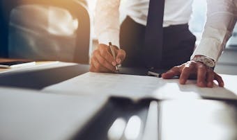 自慢できる かっこいい職業 ランキング 高収入で男女に人気の仕事とは Smartlog