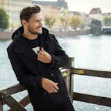 黒のシャツでシックな着こなしに クールなメンズコーデ術8選 Smartlog 黒のシャツでシックな着こなしに クールなメンズコーデ術8選 Smartlog